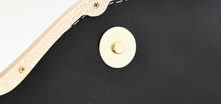 Clutch Plateado de Fiesta - Elegancia Compacta 4 Clutch Plateado de Fiesta - Elegancia Compacta - Imagen 4